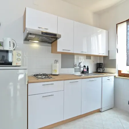 1021 Apartman Fažana